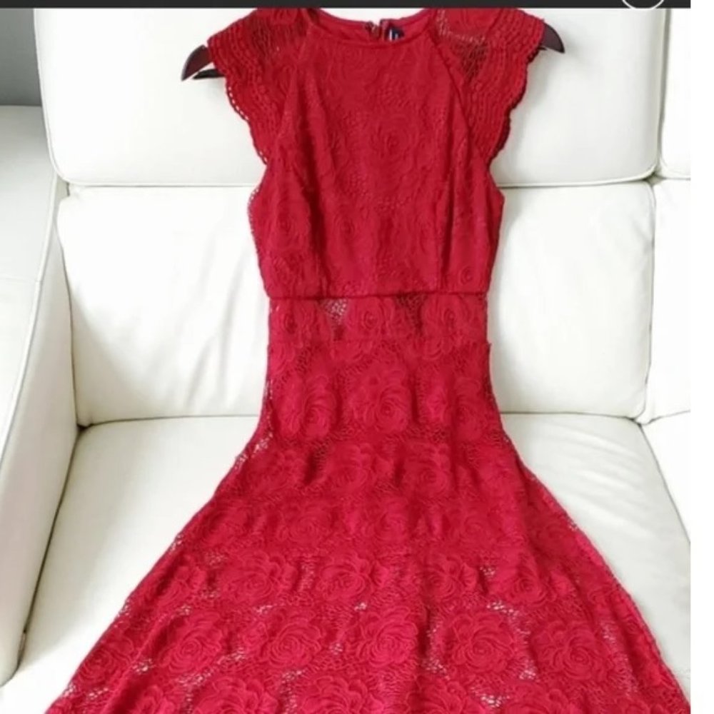🌹🌹Marciano Red Lace Reveal and Conceal Maxi Dress🌹🌹 - Picture 4 of 8